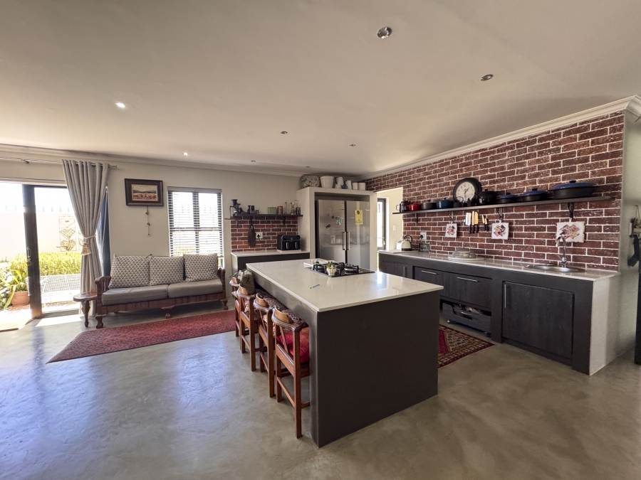 6 Bedroom Property for Sale in Sunset Estate Western Cape